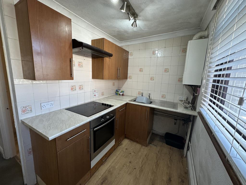 Lot: 73 - MIXED COMMERCIAL AND RESIDENTIAL UNIT FOR INVESTMENT - Flat Kitchen